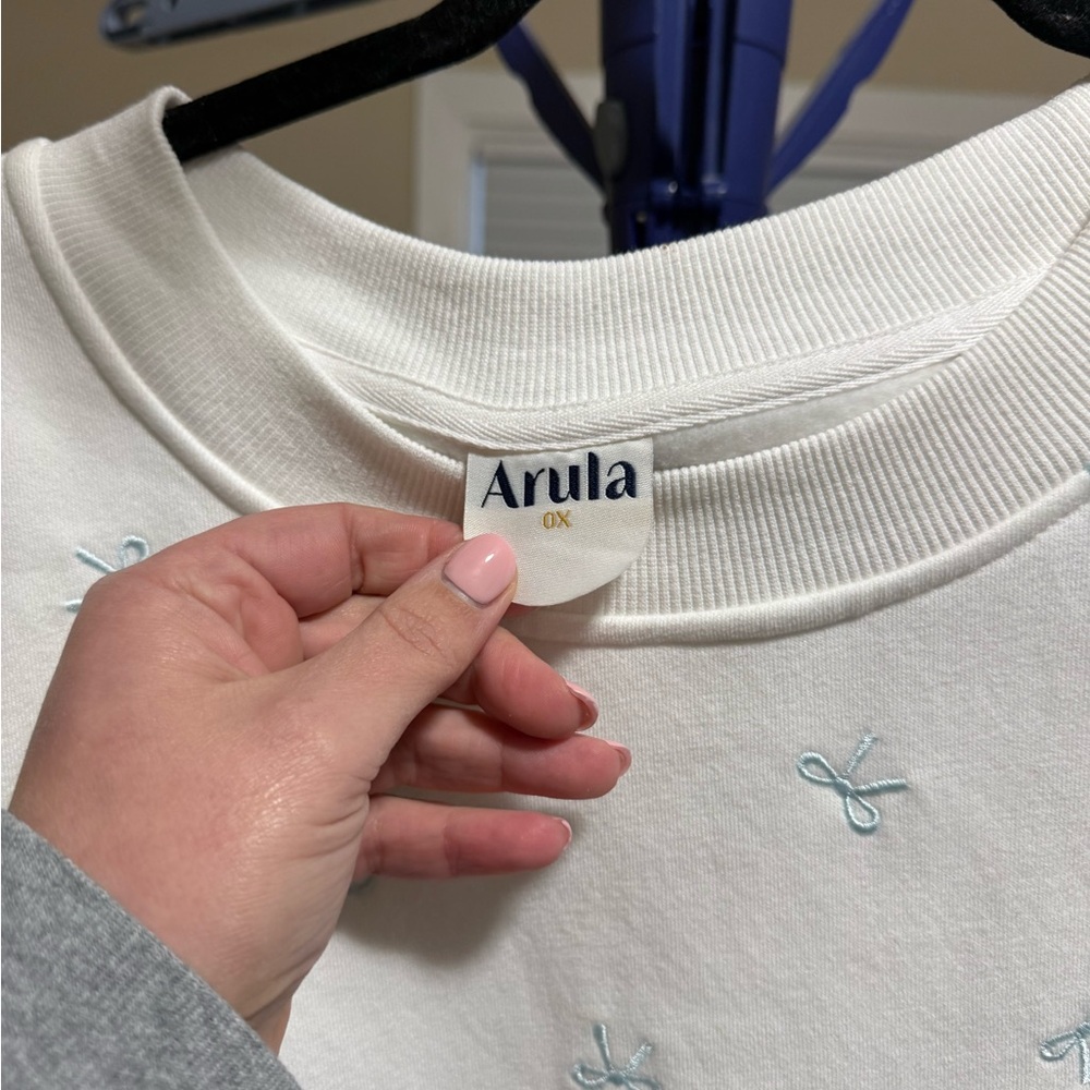 NWOT Arula Size 0X White with embroidered blue bows Crew neck sweatshirt - Picture 2 of 5